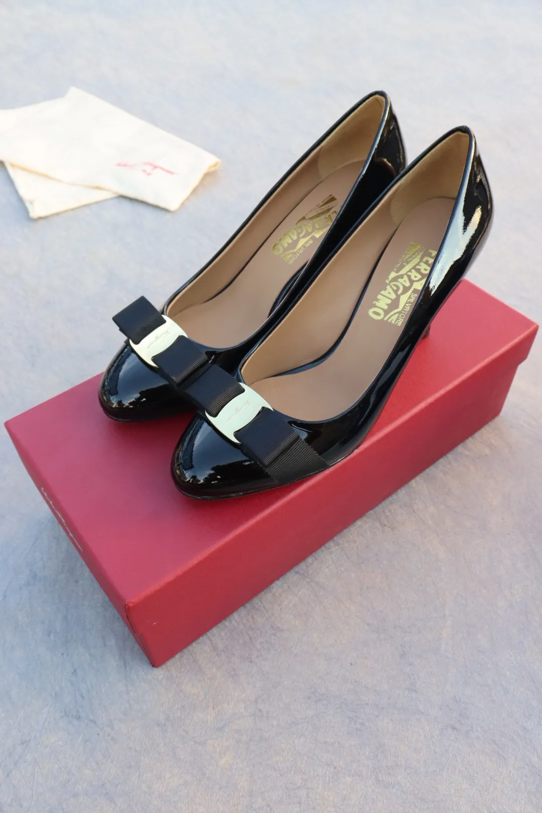 👟👟Ex-factory price 480👟👟 Genuine leather sole +40 Salvatore Ferragamo SF classic model, pedicure version, super beautiful on the feet Heel height: 7cm Upper: imported cow patent leather Lining: sheepskin Foot pads: sheepskin Code number: 35-39 standard code [can be customized to 34, 40, 41 codes]